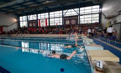 Buca’da 23 Nisan coşkusu havuza taştı