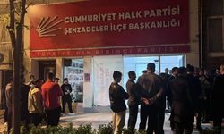 CHP binasına taşlı saldırı! Camlar tuzla buz oldu