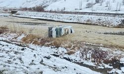 Facianın eşiğinden dönüldü! Minibüs dereye uçtu, yaralılar var