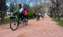 Görme engelliler tandem bisikletlerle hayata birlikte pedal çeviriyor