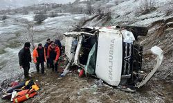 Hasta taşıyan ambulans uçuruma yuvarlandı: 1 ölü, 4 yaralı