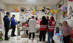 Hastanede tedavi gören çocuklara 23 Nisan sürprizi