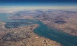 Hürmüz Boğazı'nda kilit açıldı! Ateşkes sonrası ilk gemiler geçiş yaptı