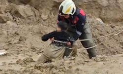 Torbalı’da korku dolu anlar: Balçığa saplanan 2 çocuğu itfaiye kurtardı