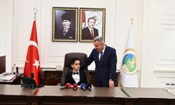 İzmir Valisi makamını öğrenciye devretti