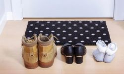 Kapı önüne ayakkabı koyanlar dikkat: Eviniz satılabilir