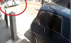 Tamir ettiği minibüsün altında kaldı! Feci kaza anı kamerada