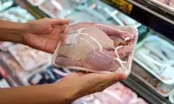 Mutfaktaki asırlık hata: Çiğ tavuğu yıkamak neden tehlikeli?