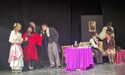 Üniversiteli gençler tiyatro sahnesinde bir araya geldi