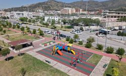 Karşıyaka’da yeşil atılım: 31 park yenilendi!