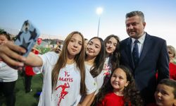 Buca’da 19 Mayıs coşkusu: Yüzlerce kişi 'Atam İzindeyiz' yazdı