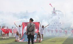 Selçuk’ta 19 Mayıs coşkusu: Kule gösterisi ayakta alkışlandı