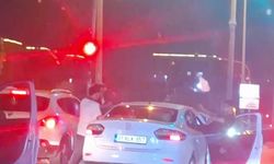 Trafikte yumruklar konuştu: Ayırmaya çalışan kadın arada kaldı