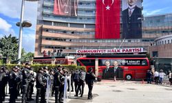 CHP Genel Merkezi önünde gerginlik: Su şişeleri havada uçuştu