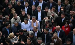 CHP’de kriz: Özgür Özel tebligatı yırttı, Meclis’e yürüdü!