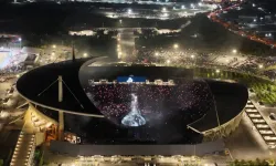 Kanye West konserinde ürünleri yok sattı: 1.000 TL’lik çoraplar için 2,5 kilometrelik kuyruk!
