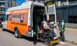 Konak’ın Engelsiz Servisi hastane yolunda engelleri kaldırıyor