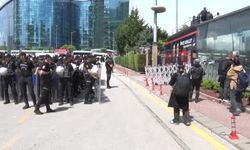 CHP Genel Merkezi önünde gerginlik: Polis ve partililer arasında arbede