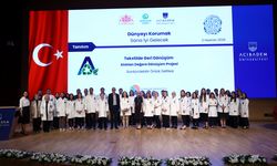 Geleceğin sağlıkçılarından Türkiye'de bir ilk: Pet Şişeler Laboratuvar önlüğü oldu!