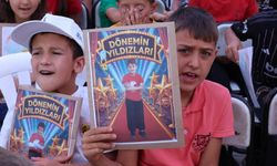 Cemil Tugay sözünü tuttu, çocuklar karne hediyesini aldı!