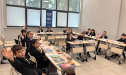 İlkokulda bir ilk: Dünyayı İngilizce tartıştılar!
