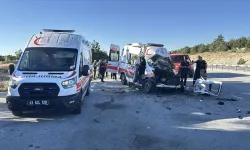 Ambulans iki TIR'a çarptı! Kara yolunda feci kaza!