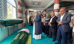 Denizli'deki otobüs kazası kurbanı anne ve kızı, İzmir'de yan yana defnedildi