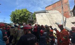 Yıkılan duvar işçilerin üzerine çöktü!