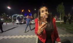 Bebeğini arabada unutan anne, kameralara saldırdı!