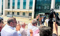 Ev hapsi kararı sonrası CHP'den adliye önünde karşılama