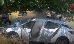 Menderes’te feci kaza: Ağaca çarpan otomobilde 4 ağır yaralı!