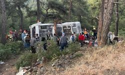 İzmir'de korkutan kaza: İşçi servisi devrildi!