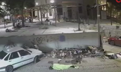 İzmir'de kaldırımda uyuyanı fark etmedi, üzerinden otomobille geçti
