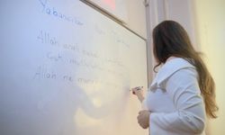 Yabancı gelinler Bornova’da Türkçe öğrenerek hayata uyum sağlıyor