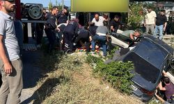 Su kanalına devrilen otomobilde can pazarı!