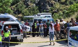 İki genç park halindeki araçta ölü bulundu!