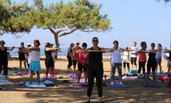 Yeşille mavinin buluştuğu sahilde pilates etkinliği
