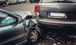 İzmir'de otomobiller çarpıştı: 1 ölü, 4 yaralı
