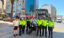 İzmir'in efsane trafik polisi emekli oldu