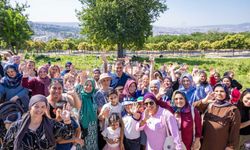 Başkan Tugay kadınlarla hasat yaptı