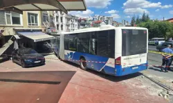 Ankara'da belediye otobüsü iş yerine daldı: 7 kişi yaralandı