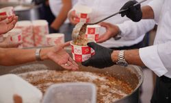 Ayvalık’ta binlerce kişiye aşure ikramı