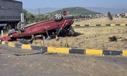 Bayındır’da kaza: Otomobil kavşakta devrildi!