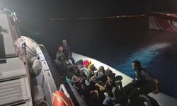 Dikili açıklarında lastik bot operasyonu: 14 düzensiz göçmen yakalandı!