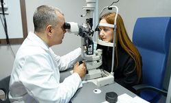 Uzmandan yaz uyarısı: Kontakt lensle havuza girenler dikkat!