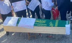 Kemeraltı esnafından Cemil Tugay'a tabutlu tepki