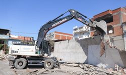 Konak Belediyesi'nden kaçak yapılara yıkım