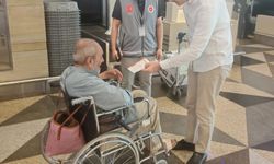 Mekke'de mahsur kalmıştı: Sosyal medya kurtardı!