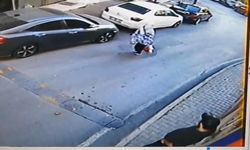 Arkadan yaklaşıp yumruk attı! Kadın yere savruldu!