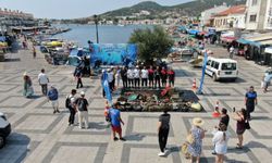 Foça'da deniz temizliği seferberliği: Çıkan atıklar sergileniyor